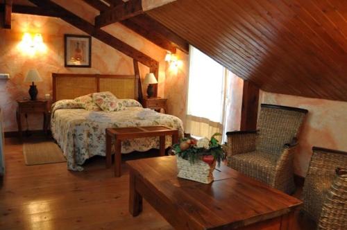 Un pat sau paturi într-o cameră la Hospedium Hacienda Las Cavas