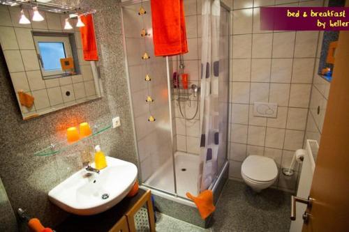 y baño con ducha, lavabo y aseo. en bed & breakfast filderstadt by heller en Filderstadt