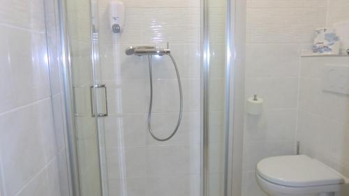 プラハにあるHUのシャワーとトイレ付きのバスルーム