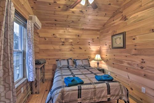 Säng eller sängar i ett rum på Rural Retreat - 1 Mile to Holston River Weir Dam!