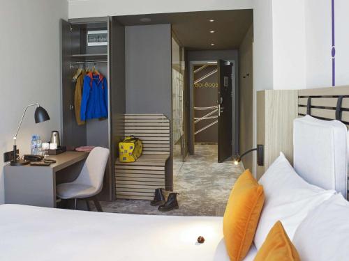 a hotel room with a bed and a desk and a desk at ibis Styles Warszawa City in Warsaw