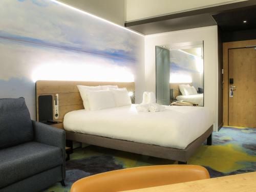 A bed or beds in a room at Novotel Saint Brieuc Centre Gare