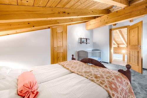 una camera da letto con un letto con una coperta di giraffe di The Alpine Apartment a Garmisch-Partenkirchen