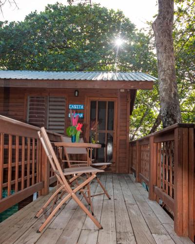 a cabin with a table and chairs on a deck at Casita Océana in Sandy Bay
