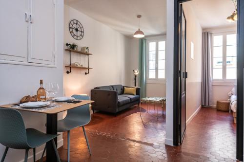 un salon avec une table et un canapé dans l'établissement Papa Riviera - Nice old town - 1-3 pers, à Nice