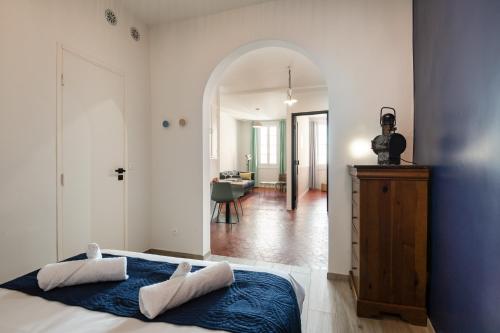 sypialnia z łóżkiem z 2 poduszkami w obiekcie Papa Riviera - Nice old town - 1-3 pers w Nicei