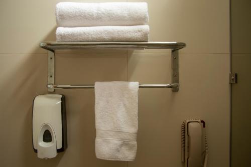 łazienka z ręcznikami wiszącymi na wieszaku na ręczniki w obiekcie Casa Andina Standard Chincha w mieście Chincha Alta
