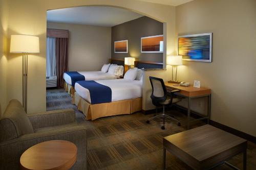 Habitación de hotel con 2 camas y escritorio en Holiday Inn Express & Suites Orangeburg, an IHG Hotel en Orangeburg