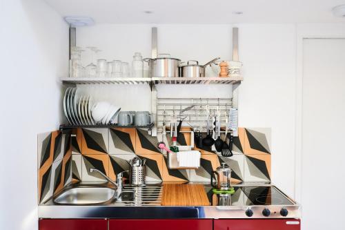 cocina con fregadero y encimera con utensilios en Tiny Cottage with Terrace & Parking, Central Lewes en Lewes