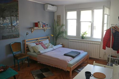 Un pat sau paturi într-o cameră la Atelier 22