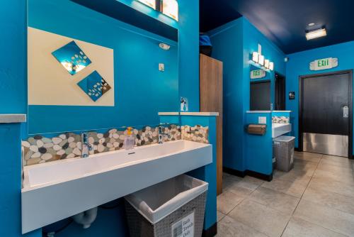 baño con lavabo grande y paredes azules en The Bunkhouse, en Minturn