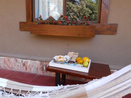 un plateau de fruits sur une table sous une fenêtre dans l'établissement Mont Blanc, à Villa General Belgrano