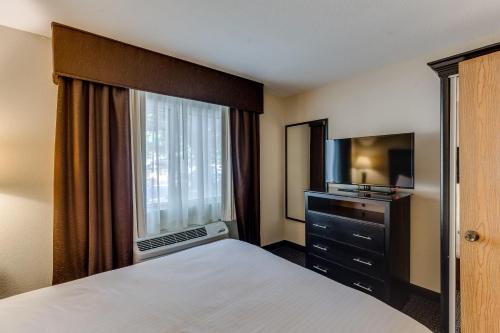 Ένα ή περισσότερα κρεβάτια σε δωμάτιο στο Best Western Lakewinds