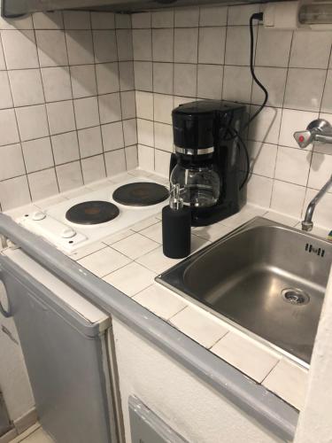 Il comprend une cuisine équipée d'une cuisinière et d'un évier. dans l'établissement Grand appartement doté d'une terasse avec magnifique vue, à Montpellier