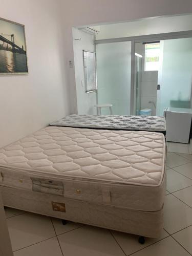 a mattress sitting on the floor in a room at Suítes Dona Paris in Capitólio