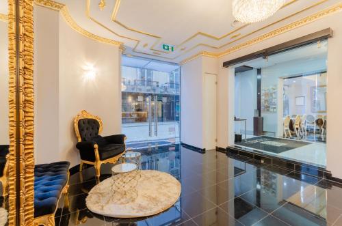 a room with a mirror and a chair and a table at Hotel LX Rossio in Lisbon