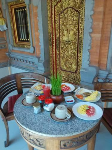 ein Tisch mit Tellern voller Essen in der Unterkunft Warji House 1 Ubud Centre in Ubud