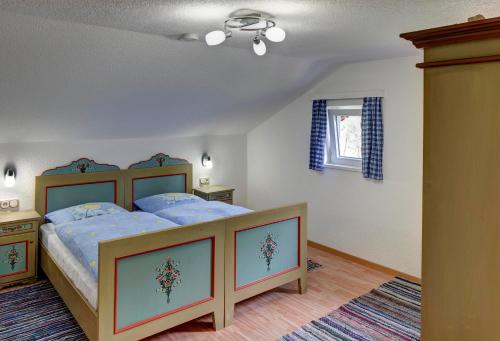 ルタゴにあるApartments Gasteigerのベッドルーム1室(大型ベッド1台、青いシーツ付)