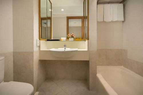 Ένα μπάνιο στο Ramada Hong Kong Grand View