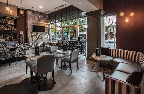 a restaurant with tables and chairs and a bar at Hotel Indigo - Birmingham Five Points S - UAB by IHG in Birmingham