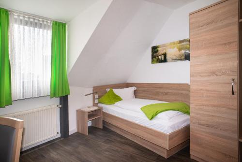 Ένα ή περισσότερα κρεβάτια σε δωμάτιο στο Hotel Garni Haus Schönberger