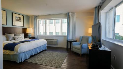 Säng eller sängar i ett rum på The Banyan Hotel Fort Myers, Tapestry Collection by Hilton