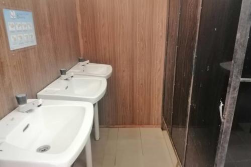 Pontian BesarにあるSPOT ON 90014 Otternest @ Gunung Pulai 2のバスルーム(シンク2台、シャワー付)