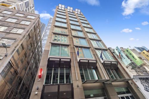 un palazzo alto in una città con edifici alti di YEHS Hotel Melbourne CBD a Melbourne