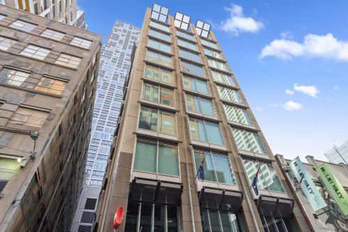 un palazzo alto in una città con edifici alti di YEHS Hotel Melbourne CBD a Melbourne
