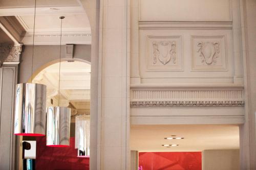 a room with a ceiling with a chandelier at Hotel Indigo Glasgow by IHG in Glasgow
