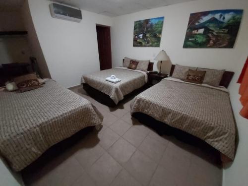Giường trong phòng chung tại Hotel Villa Angelo
