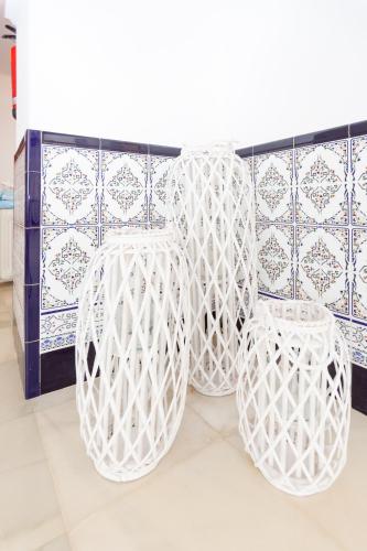 two white chairs and a table in a room at BOHEMIA SANLUCAR in Sanlúcar de Barrameda