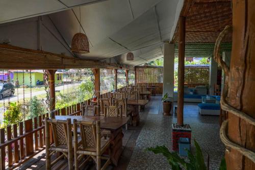 מסעדה או מקום אחר לאכול בו ב-Brown Bamboo Bukit Lawang
