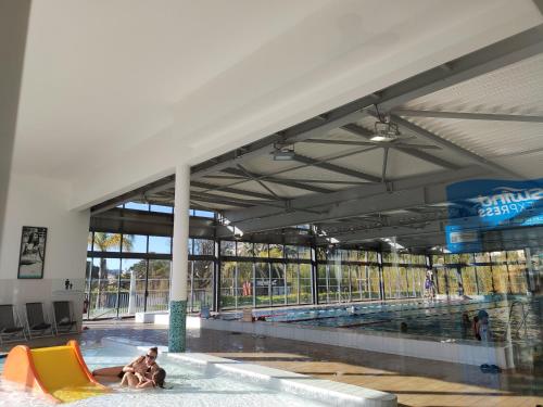 - une piscine pour deux personnes dans l'établissement Très beau T2 dans parc montfleury ,proche centre ,au calme 44 bd Montfleury, à Cannes