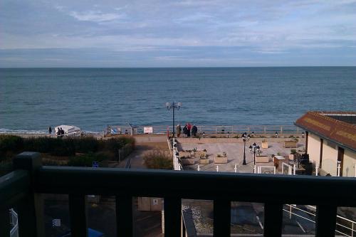 a view of the ocean from a balcony at Les Galets Bleus in Étretat