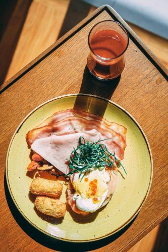 华欣Kundala Beach Resort Hua Hin的桌上的鸡蛋和烤面包片