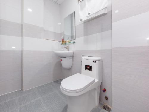 Phòng tắm tại OYO 942 Cuong Hai Apartment