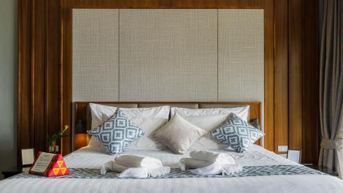 A bed or beds in a room at Anda Lanta Resort