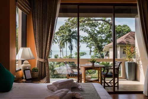 1 dormitorio con cama y vistas a un patio en Anda Lanta Resort en Ko Lanta