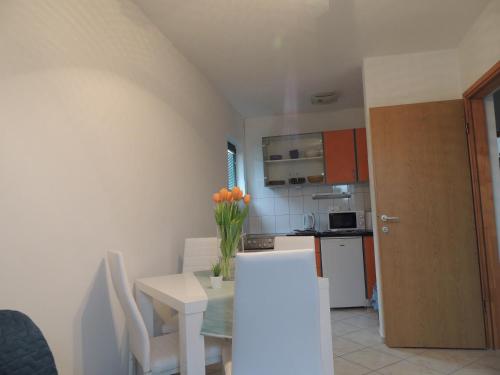 Η κουζίνα ή μικρή κουζίνα στο Apartments Suljic - Cash Only Property
