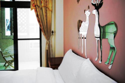 a bedroom with a wall with a giraffe on it at 花蓮站全民宿-無人民宿自助入住-包棟可烤肉可麻將 in Hualien City
