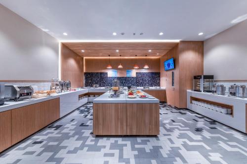 a large kitchen with aasteryasteryasteryasteryasteryasteryasteryasteryasteryasteryastery at Holiday Inn Express Chongqing Zhongxian, an IHG Hotel in Zhongzhou