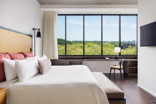 Ένα ή περισσότερα κρεβάτια σε δωμάτιο στο Hotel Indigo Athens - University Area, an IHG Hotel