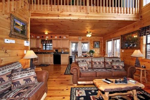 uma sala de estar com mobiliário de couro num chalé de madeira em Secluded Memories Cabin em McCookville