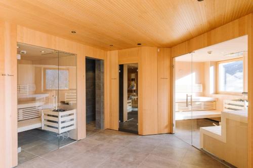 uma casa de banho com paredes de madeira e um tecto de madeira em Thalers Mariandl em Schladming