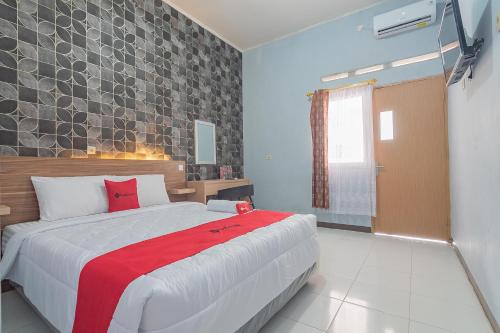 Postel nebo postele na pokoji v ubytování RedDoorz near Alun-Alun Garut