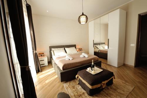 sypialnia z łóżkiem i stołem w pokoju w obiekcie Terra Sinus Holiday House w mieście Terrasini