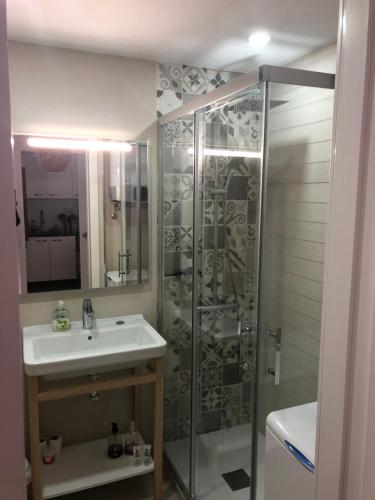 W łazience znajduje się umywalka i prysznic. w obiekcie Apartamento frente al mar (Avda costa Blanca) w Alicante