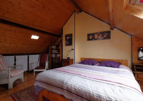 une chambre avec un grand lit dans une pièce dans l'établissement Sea Wind and Sun, à Wimereux