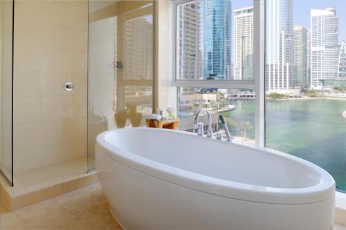 Foto da galeria de Mövenpick Hotel Jumeirah Lakes Towers Dubai em Dubai